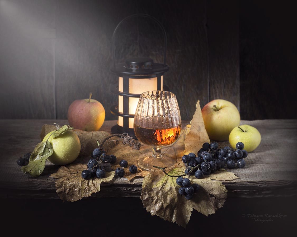 натюрморт, осень, вино, виноград, фонарик, яблоки, Tatyana Karachkova