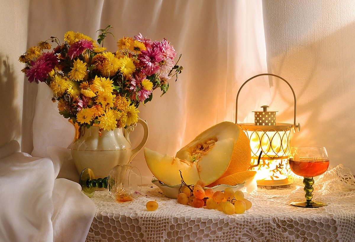 still life,натюрморт,фото натюрморт ,осень ,октябрь ,цветы,  свеча, подсвечник, , виноград,цветы ,хризантемы, Колова Валентина