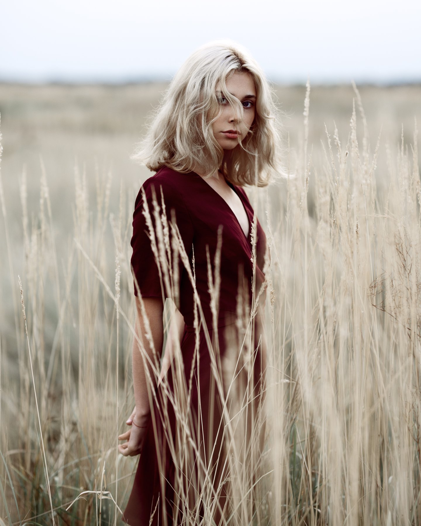 блондинка, поле, красное платье, натуральный свет, улица, осень, Андрей Шепель