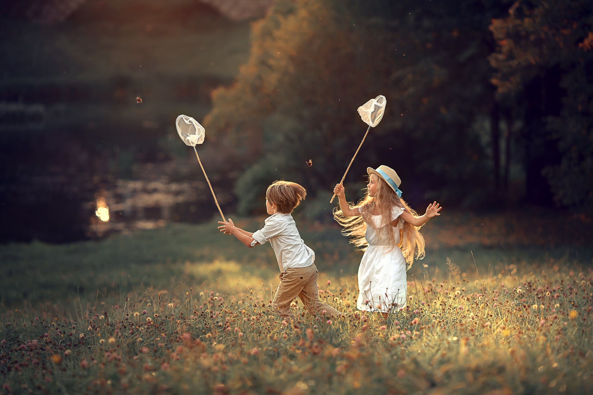 Ловить бабочек. Девочка с сачком. Ловить бабочек сачком. Девочка ловит бабочку. На лету ловите счастья ненадежные часы