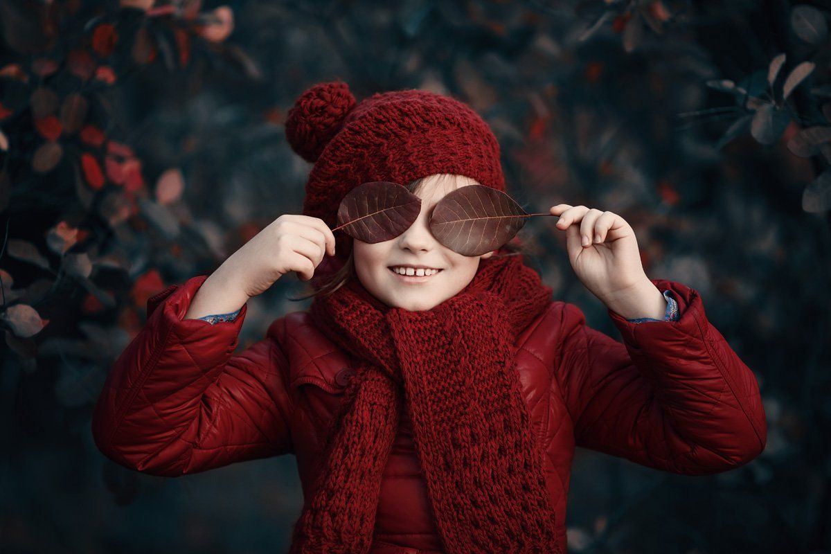 детский портрет, цвет, красный, улыбка, осень, листья, Марина Кондратова