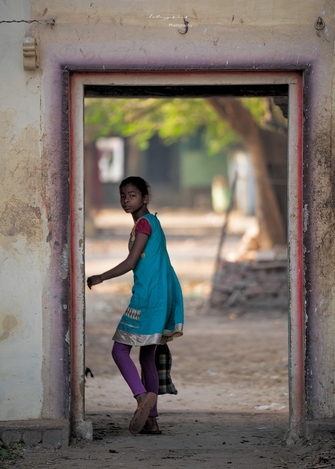 benares, blue, blue dress, blue gown, child, door, doorway, entrance, exit, girl, india, indian girl, kashi, tree, tree trunk, varanasi, Ludwig Riml