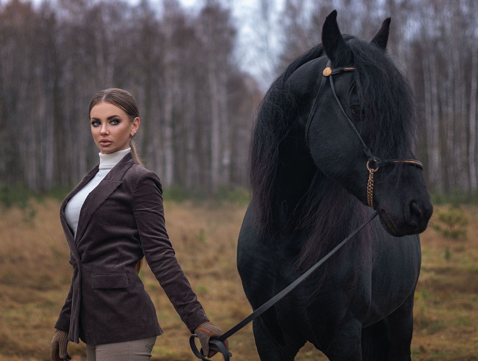 Девушка с черными волосами на лошади