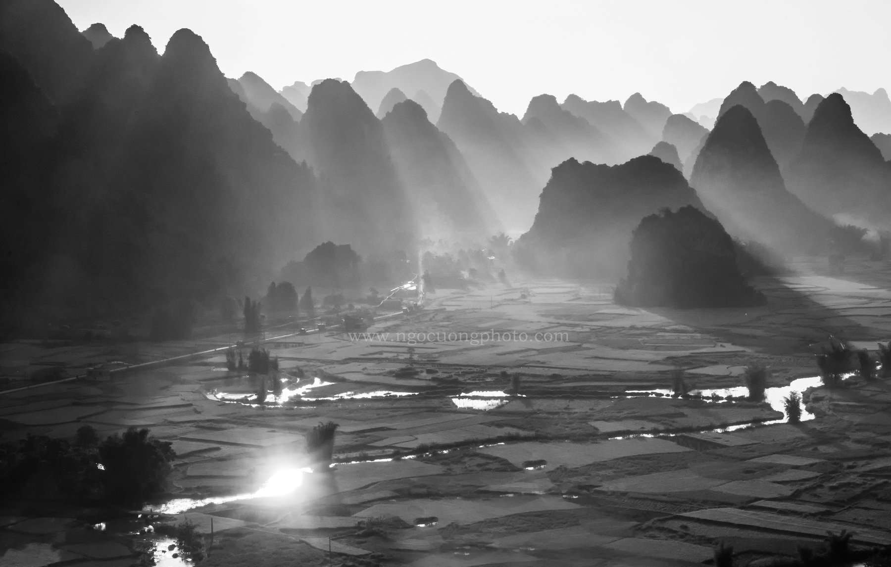 blackandwhite, landscape, sunrise, sunray, indochina, vietnam, asia, ngo cuong, ngo cuong photo, Cuong Ngo