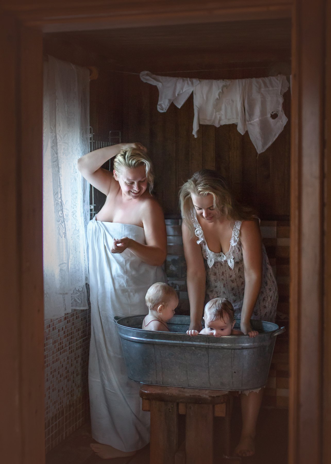 Был с мамой в бане. Банный день. Женский банный день. Девочки в деревенской бане. Фотосессия в банный день.