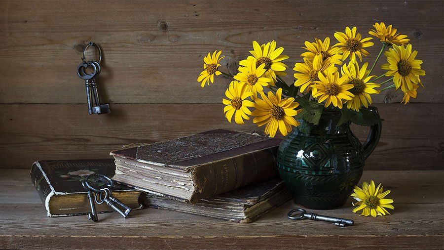 жёлтые цветы, кувшин, книги, ключи, Марина Кулакова