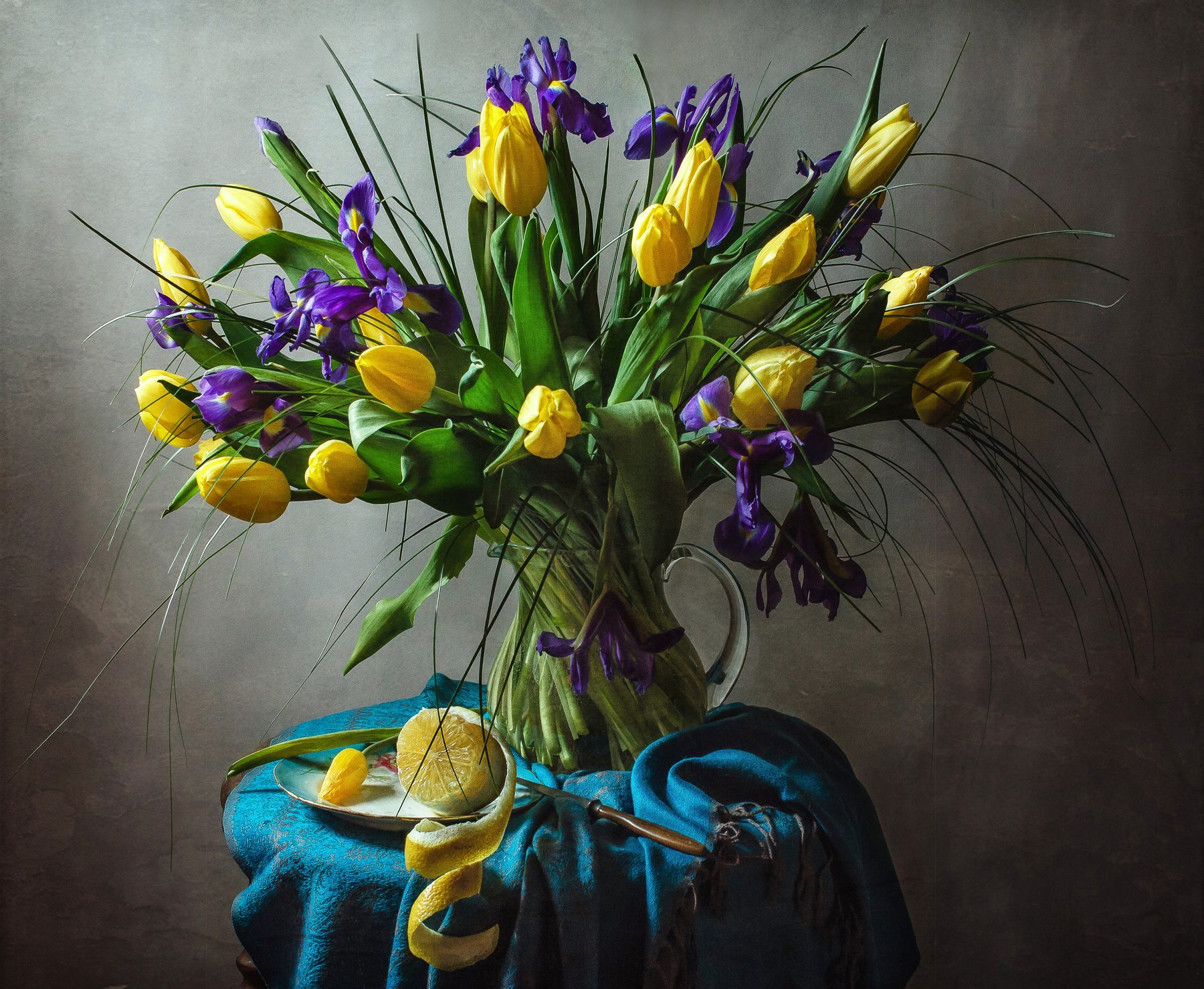 натюрморт, стекло, кувшин, цветы, ирисы, тюльпаны, лимон, Анна Петина
