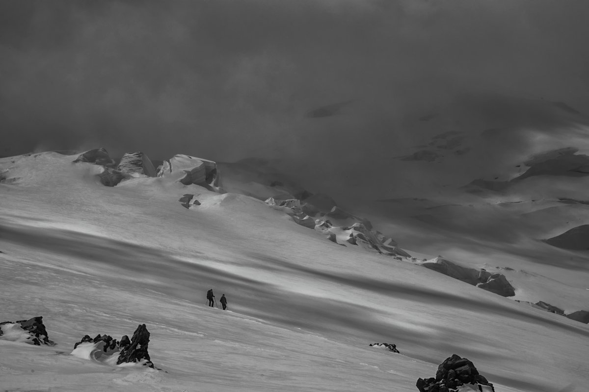 эльбрус,пейзаж,природа,зима, альпинисты, горы, облака, черно-белое,кавказ,россия,фототур, Elena Pakhalyuk