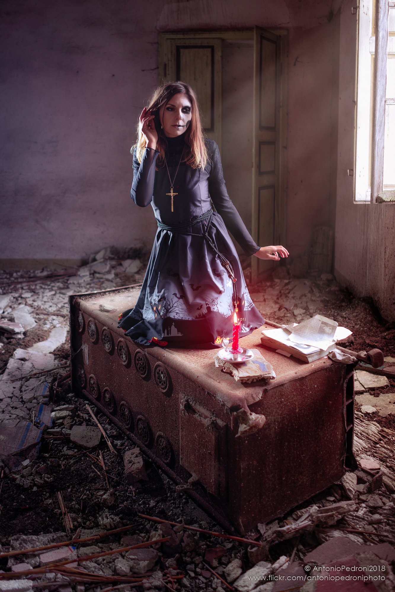 candle, book, window, light, model, modella, urbex, portrait, halloween, Antonio Pedroni