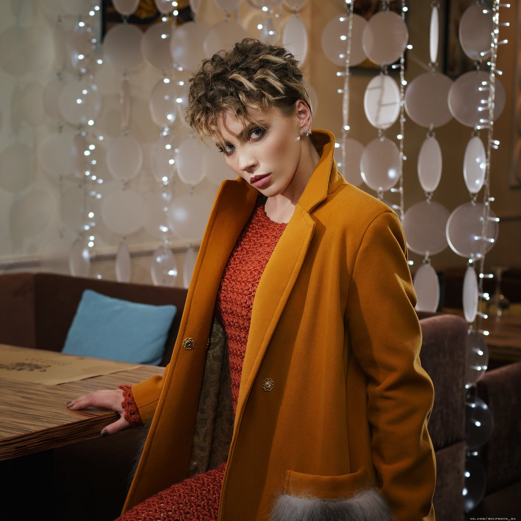 девушка, пальто, вязанные изделия, прическа, взгляд, фэшн, в ресторане, Вадим Миронов