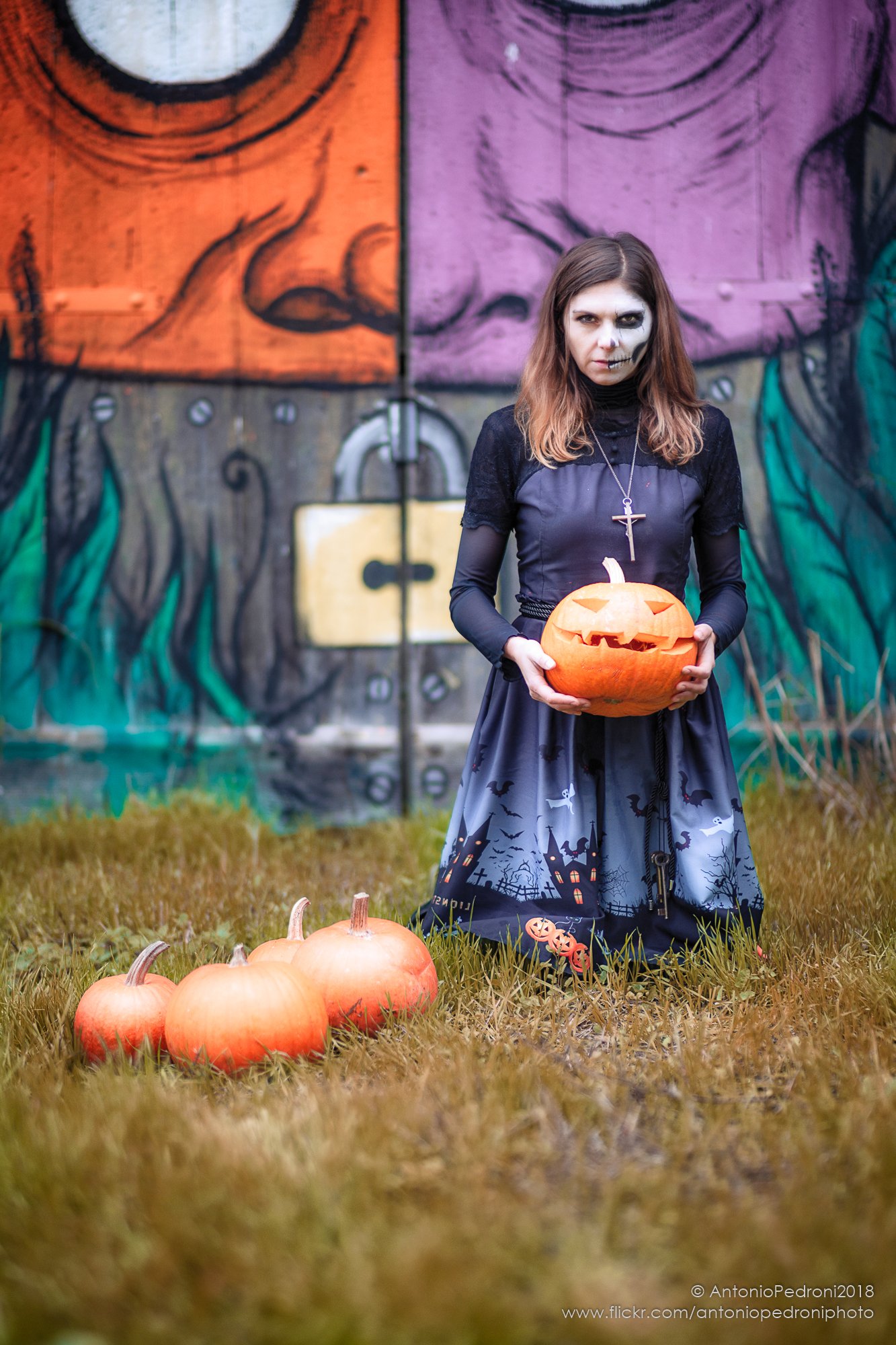 witch, pumpkin, door, painting, model, modella, urbex, portrait, halloween, Antonio Pedroni