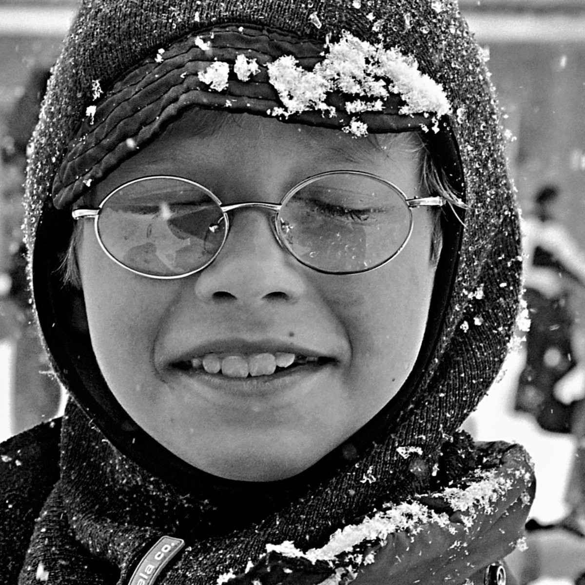 портрет, мальчишка, глаза, взгляд, снежинки, очки, чб, апатиты, Николай Смоляк