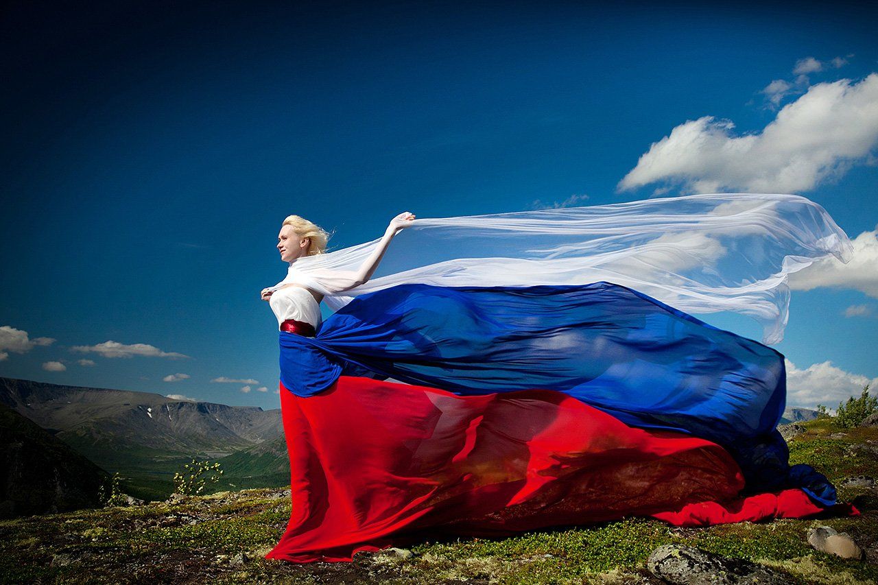 гора девушка Россия флаг, Валентин Жиганов