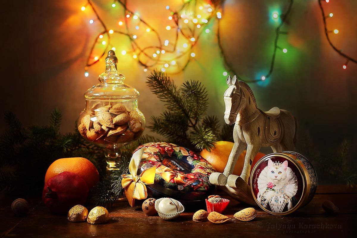 новый год, рождество, поздравление, открытка,новогоднее  настроение, конь, лошадка, конфеты, орехи, миндаль, апельсин, гранат, елка,, Tatyana Karachkova