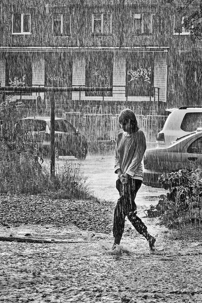 девушка, ливень, дождь, двор, чб, апатиты, Николай Смоляк