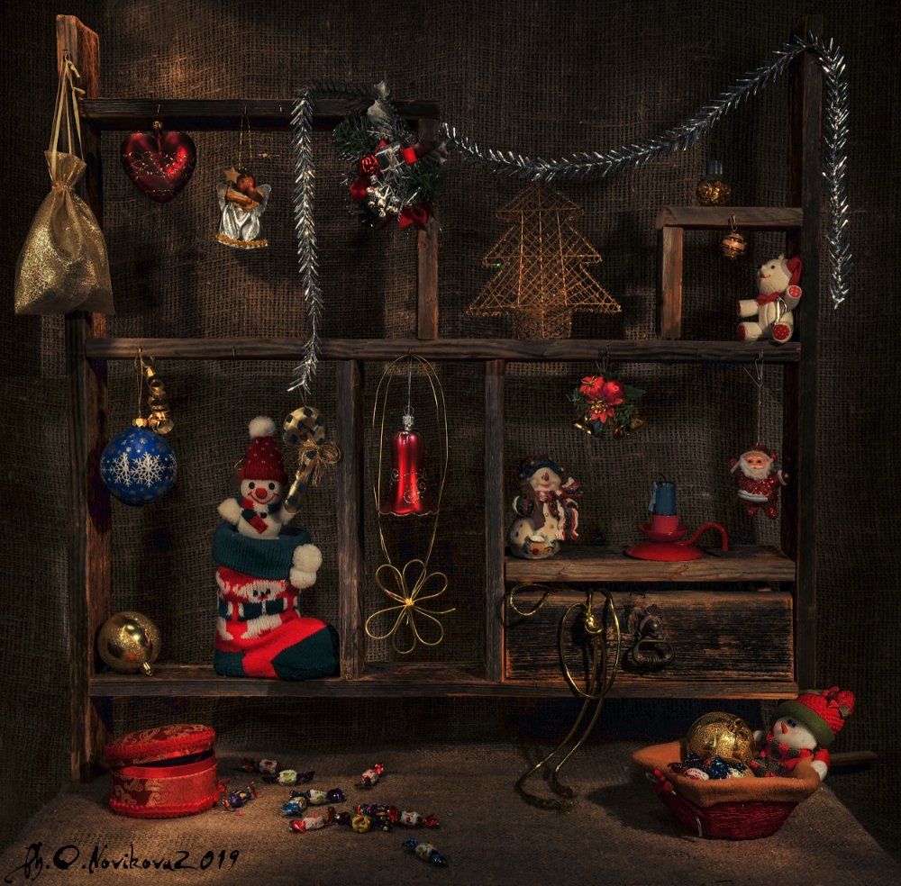 полка, игрушки,новый год, снеговик,шкатулка,шары,ангел,дед мороз, свеча, подсвечник,конфеты, Ольга Новикова