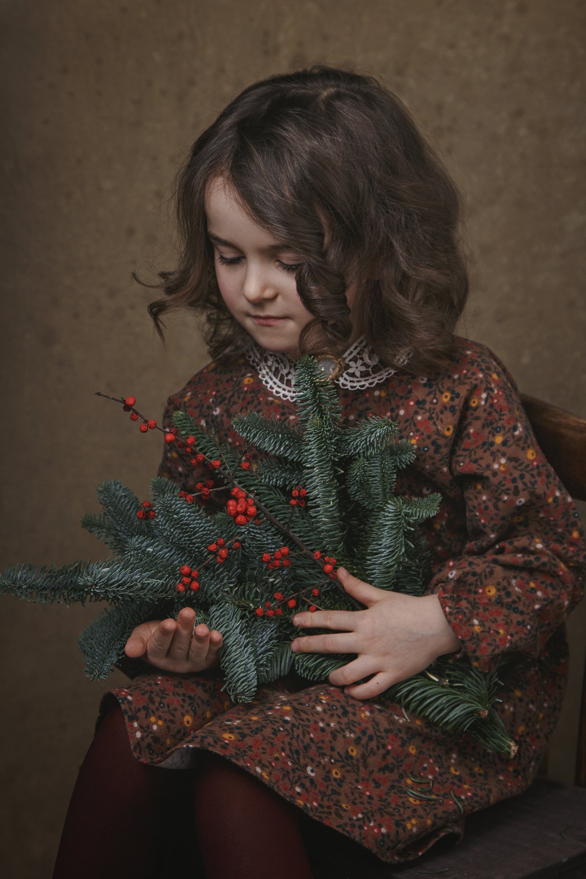 девочка, елка, ягоды, ветки, портрет, студия, Юлия Дурова