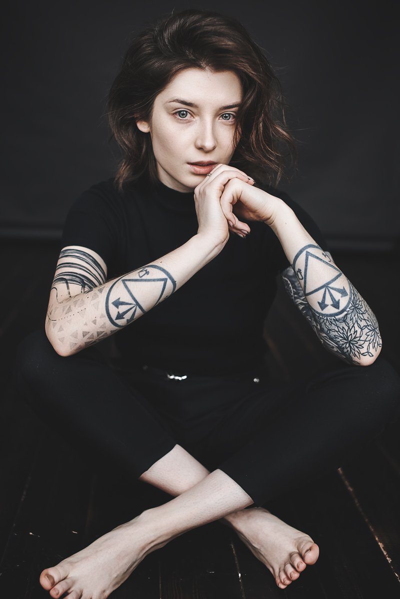 portrait, nikon, female, natural light, mood, brunette, tatoo, studio, minsk, Александр Тишкевич