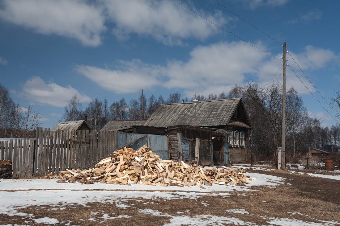 Весна избушка дрова полешки столб усадьба , Георгий Машковцев