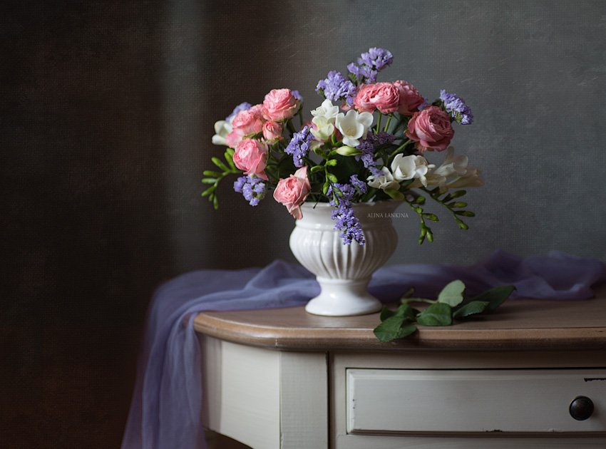 натюрморт, цветы, розы, букет, фрезия, свет, композиция, Алина Ланкина
