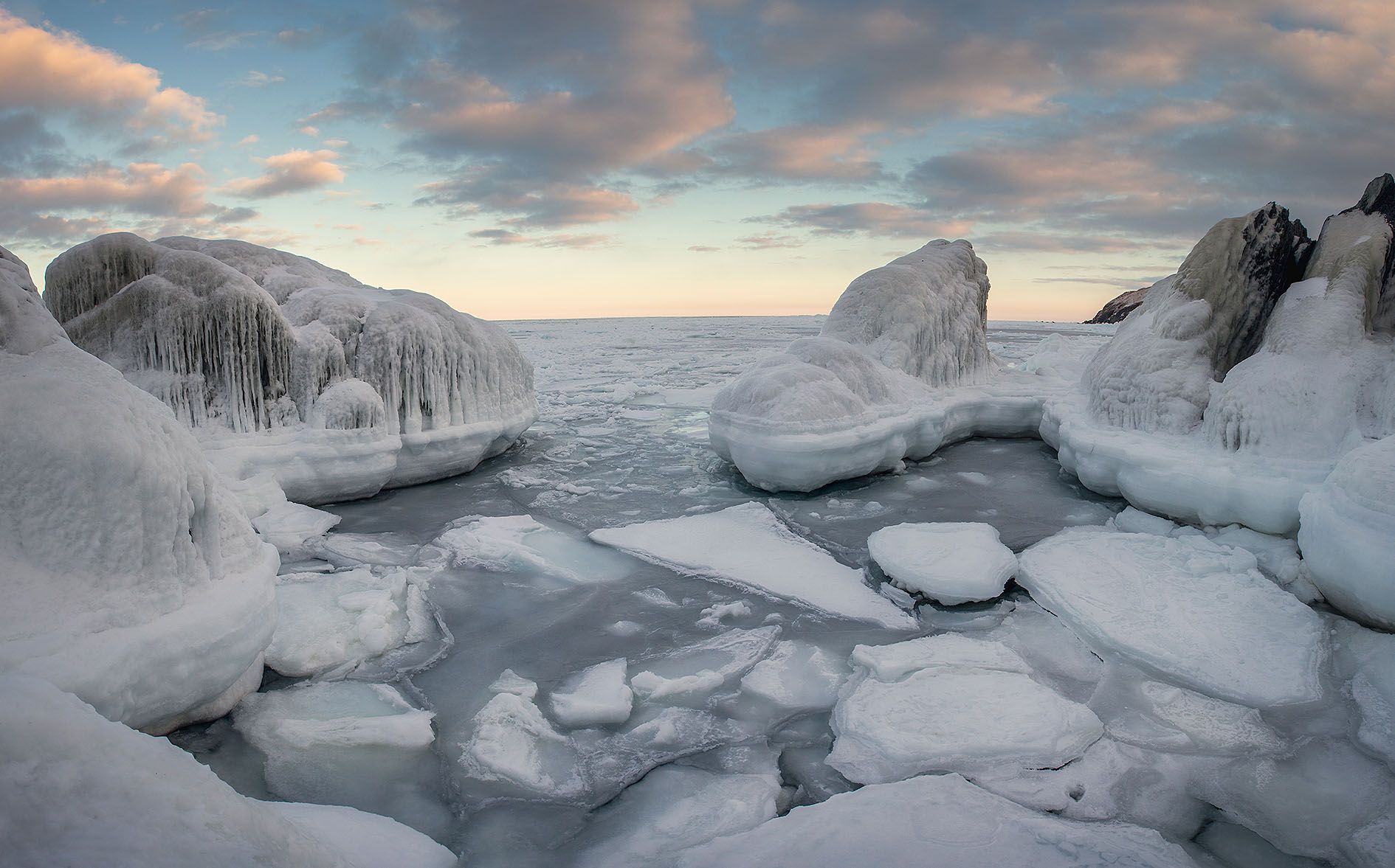 Замерзший берег. Охотское море зима. Охотское море зимой Южно Сахалинск. Охотск зимой. Замерзший берег моря зимой Охотск.