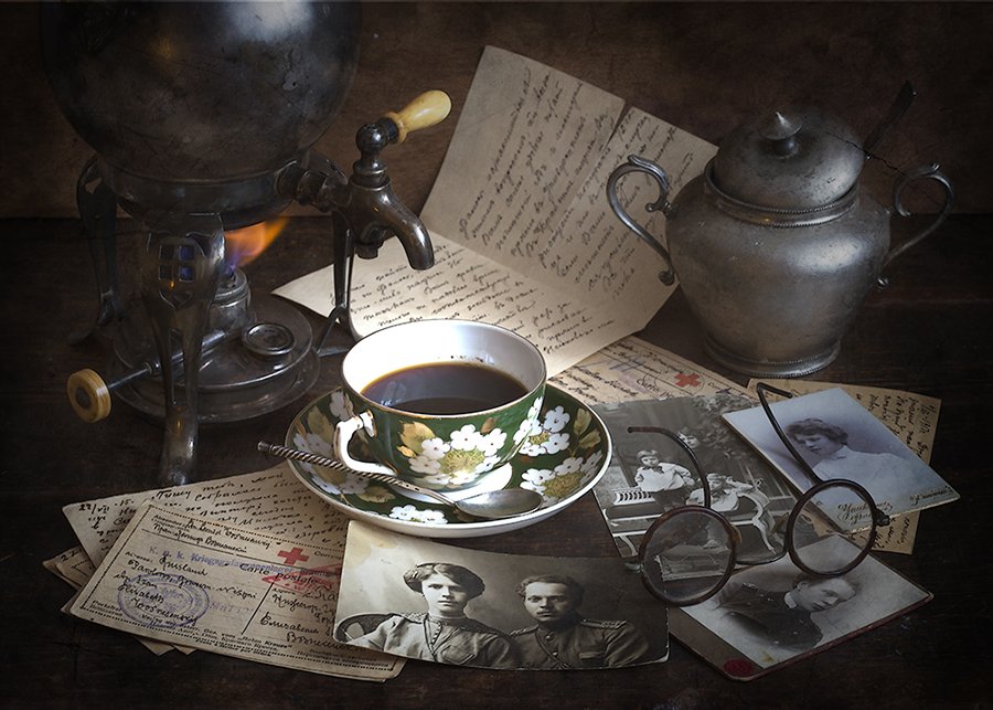 старинный кофейник- бульотка, чашка, сахарница, письма, фотографии, очки, Марина Кулакова