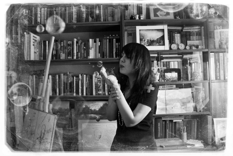 пена, пузыри, книги, библиотека, девушка, чб, Valerie Osipovsky