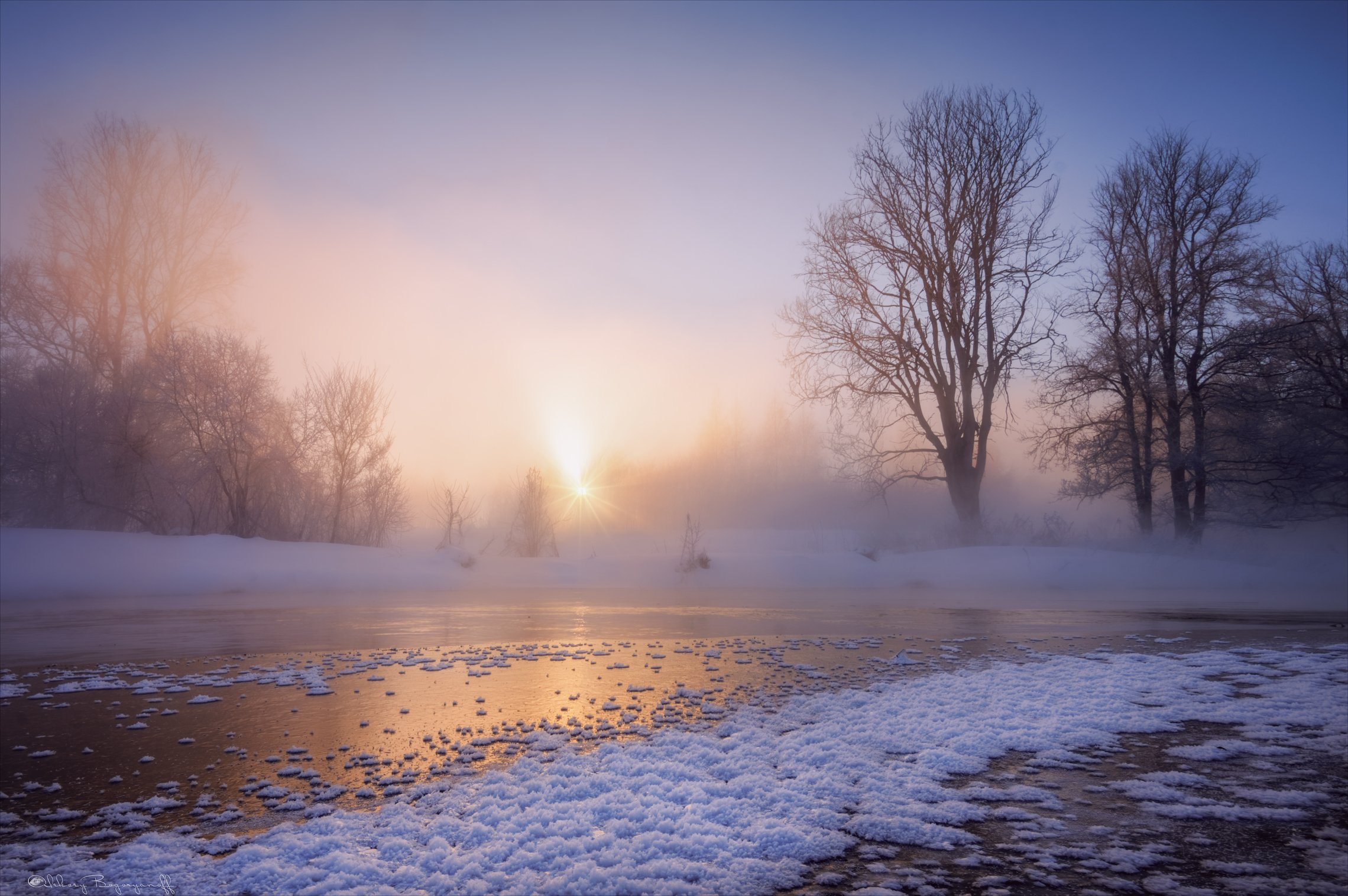 Snowy morning. Зимний рассвет. Зима закат река. Зима река рассвет. Зимний туман.