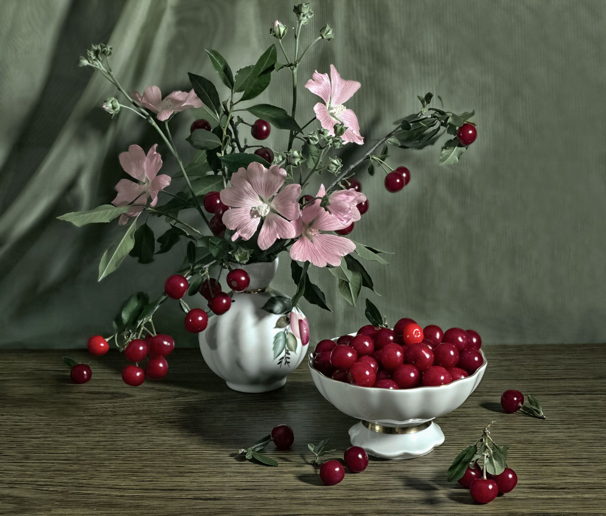 натюрморт, ягоды, вишня, цветы, мальва, вазочка, Вера Лопатина