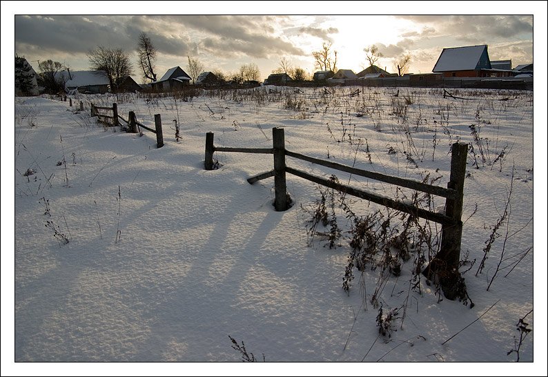закат,деревня,забор,солнце,снег,зима,плетень, jouris