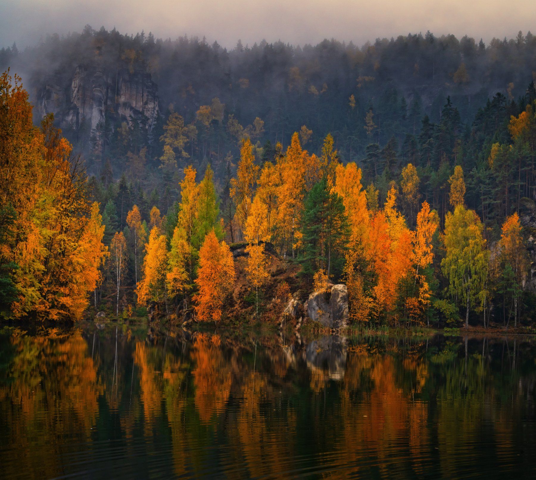 осень природа путешествия пейзаж вода озеро водоём туман деревья отражения чехия скалы утро листва, Андрей Ожерельев