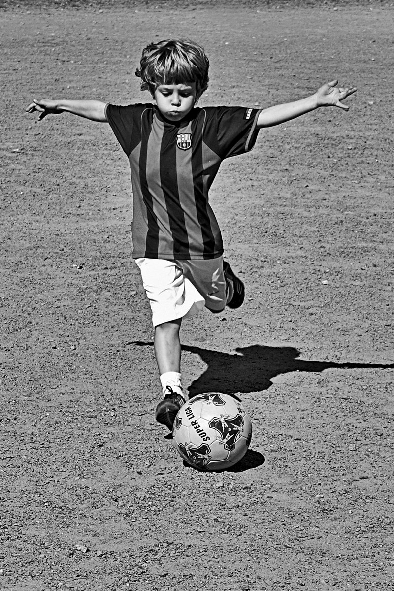 футбол, мальчишка, мяч, чб, апатиты, Николай Смоляк