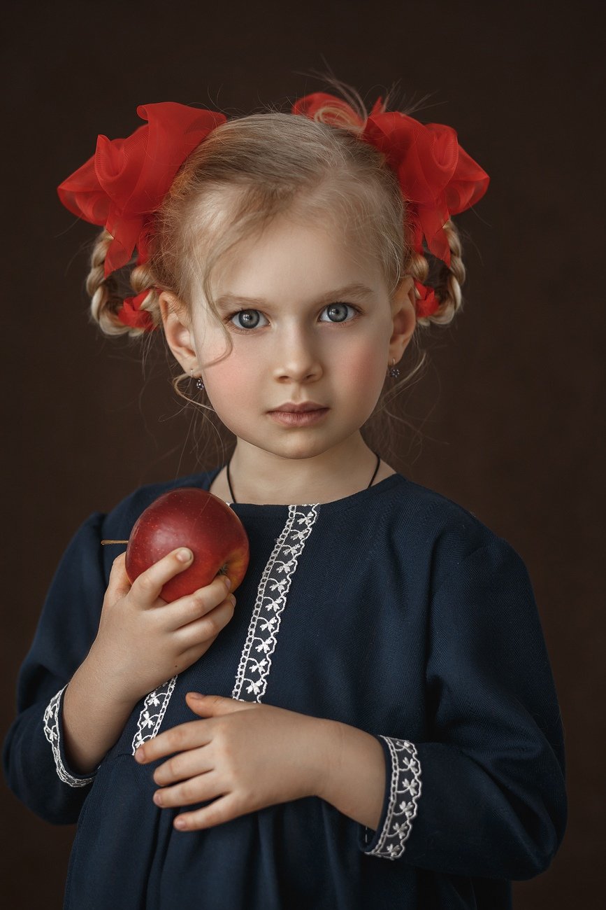 девочка, дети, красные банты, яблоко, портрет, детский портрет, Надежда Бочарникова