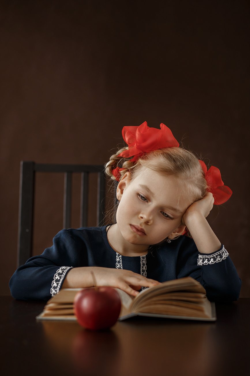 девочка, дети, красные банты, яблоко, портрет, детский портрет, Надежда Бочарникова