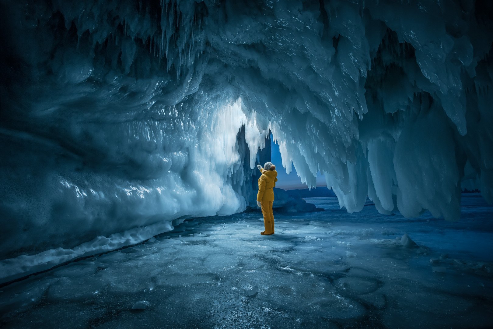 байкал, зима, лед, снег, путешествие, пещера, сосульки, человек, Сергей Шабанов