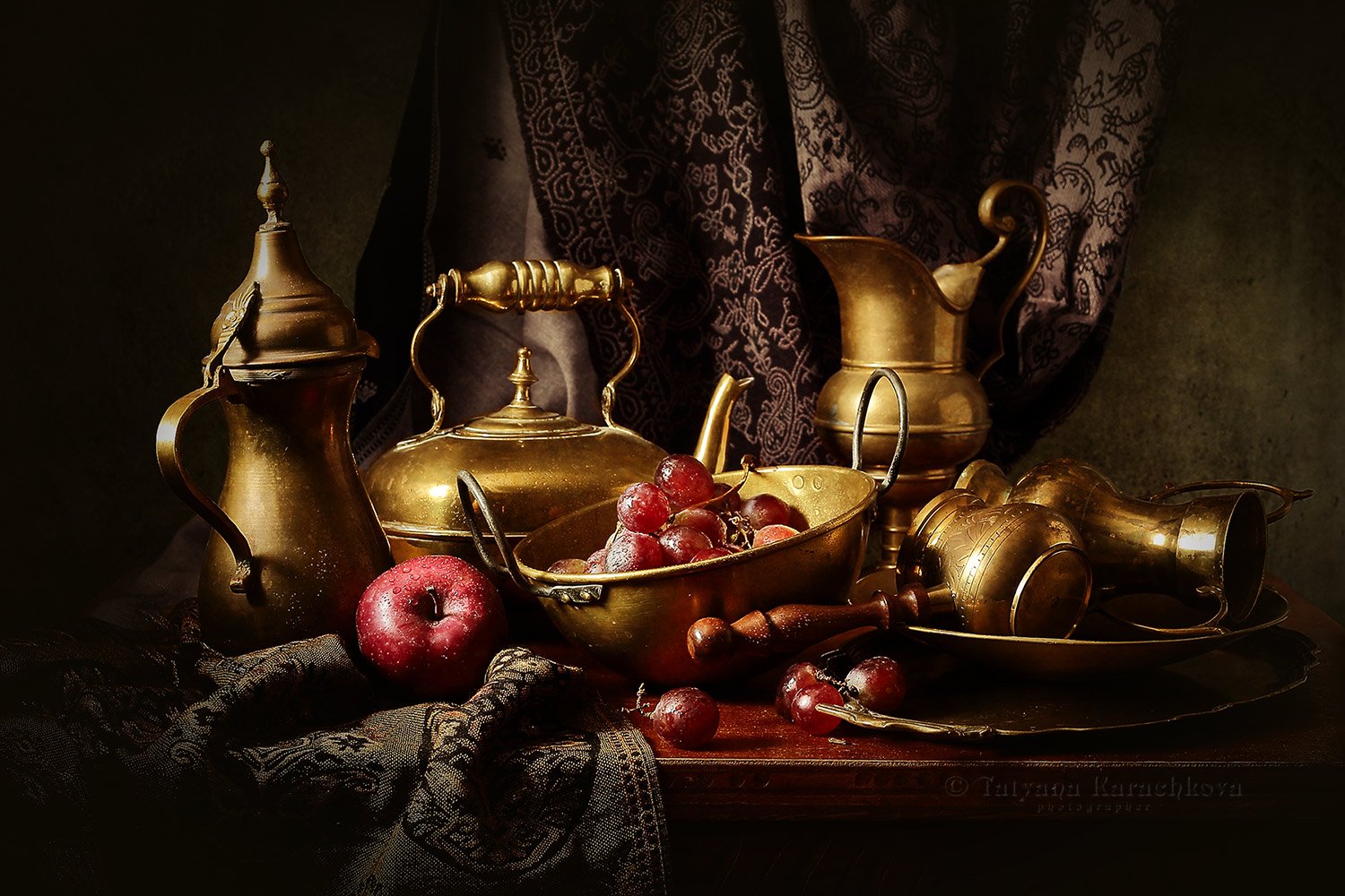 натюрморт,  посуда, фрукты, виноград, яблоко, кофейник, чайник, кувшин, Tatyana Karachkova