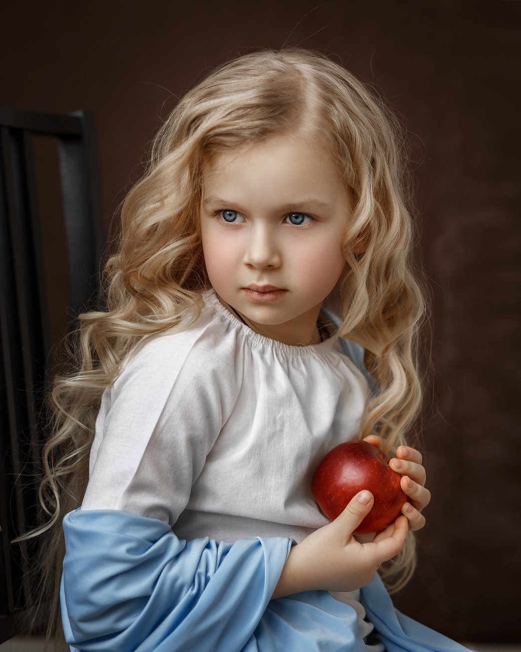 девочка, дети, яблоко, портрет, детский портрет, Надежда Бочарникова