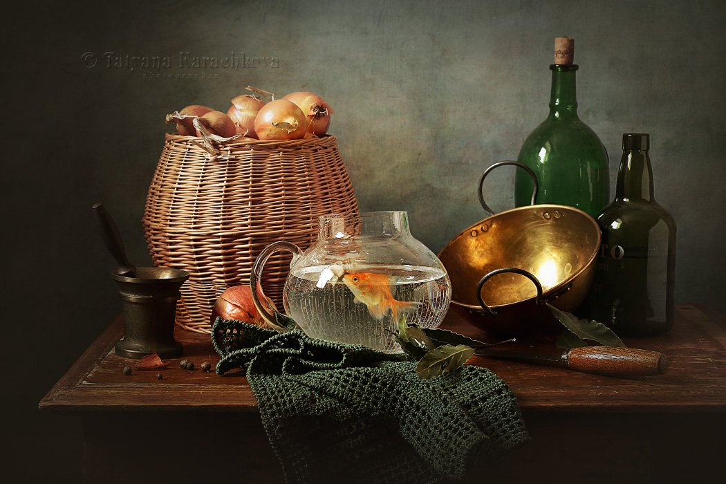 натюрморт, золотая рыбка, кухня, корзина, лук, бутылка, миска, кувшин, вода, Tatyana Karachkova