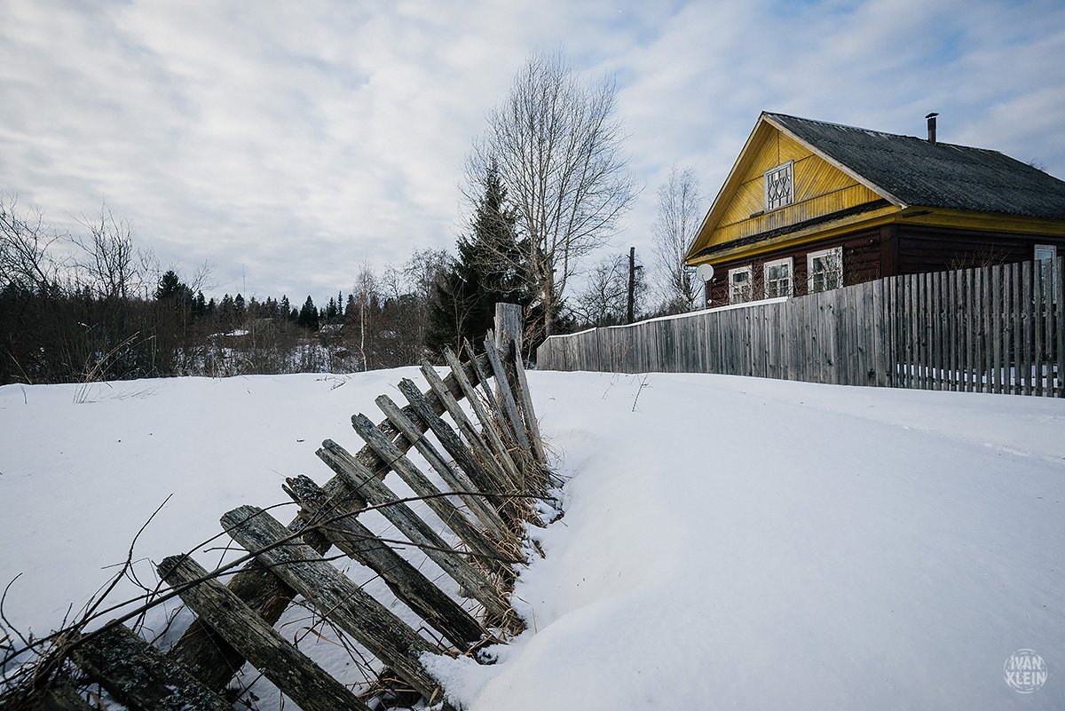 деревня, дом, фасад, снег, зима, солнце, мороз, изба, избушка, дорога, забор, Иван Клейн