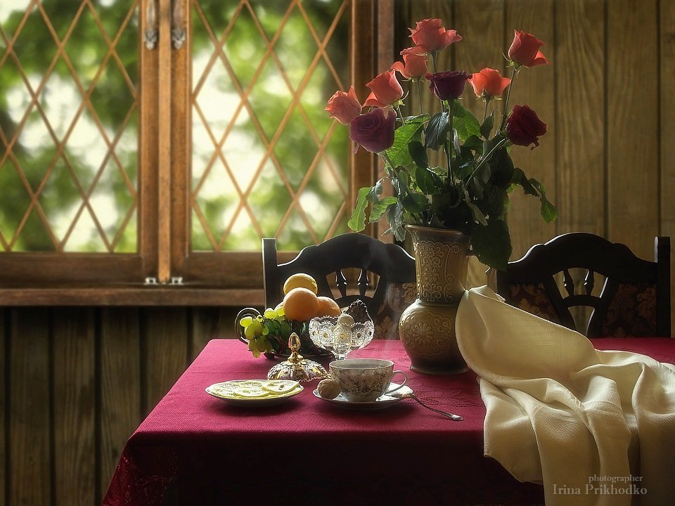 натюрморт, сервированный стол, чашка чая, букет, розы, интерьер, Ирина Приходько