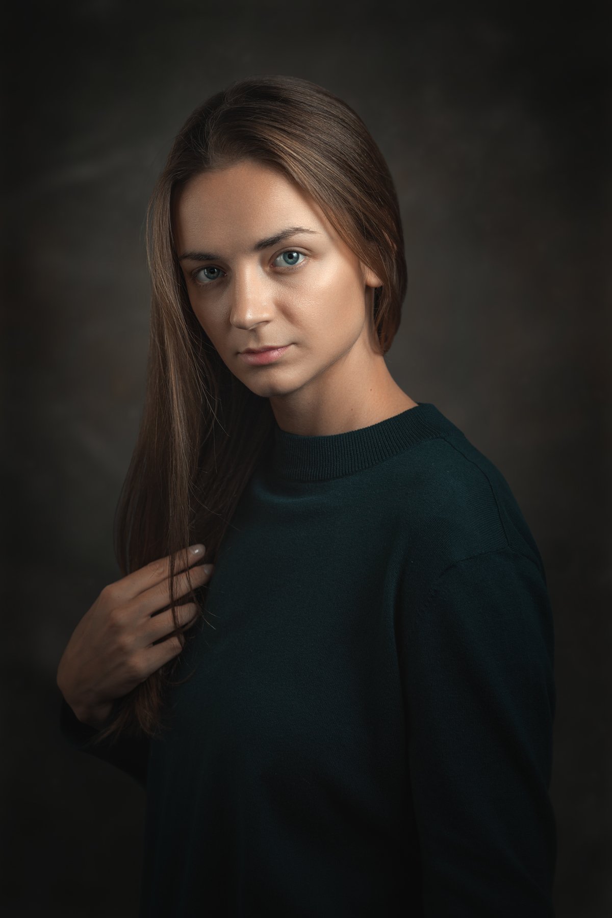 Женский портрет, зеленый джемпер, распущенные волосы, Сергей Анисимов