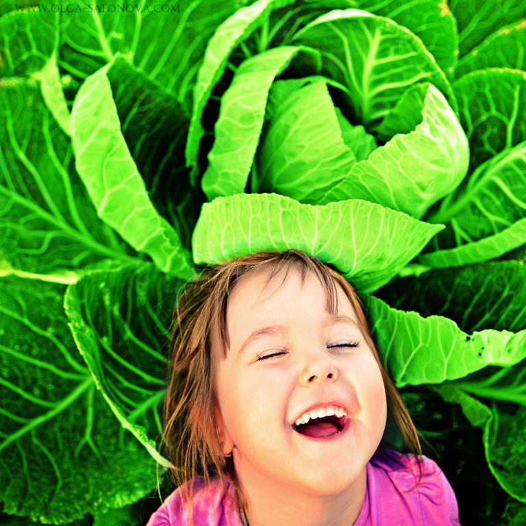 ребенок, девочка, улыбка, смех, капуста, зелень, kid, girl, smil, laugh, green, cabbage, Сафонова Ольга