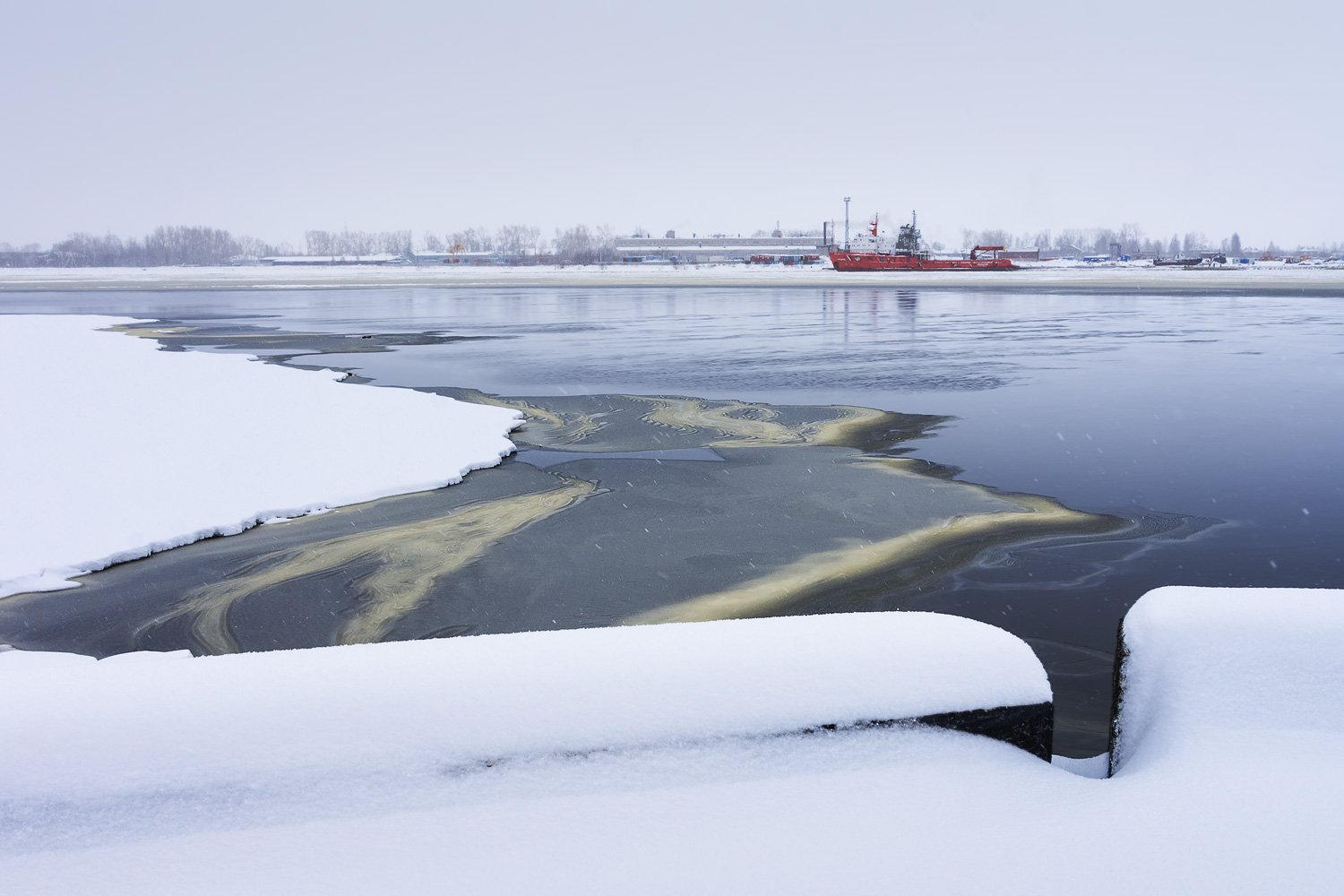 весна апрель утро снег лед льдины река вода корабль красный набережная город архангельск, Ра Вера