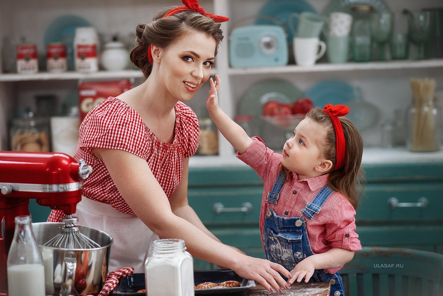 Фотосессия мама и дочка на кухне