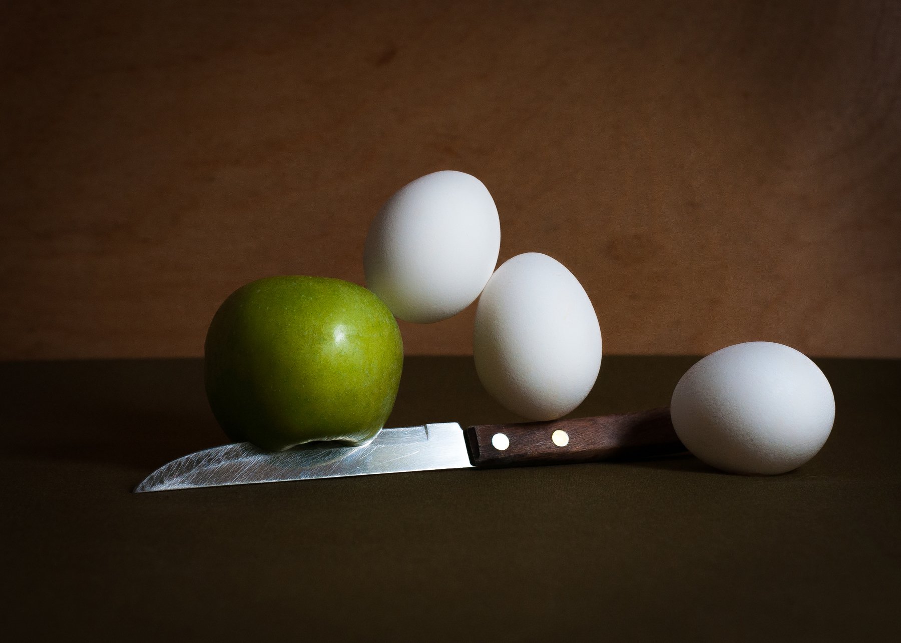 яйца, яблоко, баланс, натюрморт, стробизм, eggs, magic, apple, knife, still life, strobe light, магия, нож, Валентина Хорева