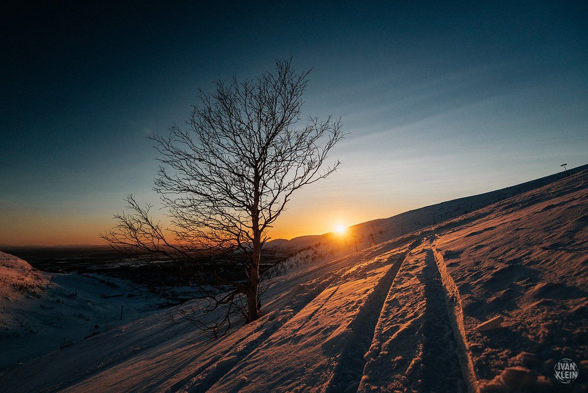 горы, закат, гора, солнце, свет, вечер, зима, небо, дерево, снег, лыжи, следы, Иван Клейн