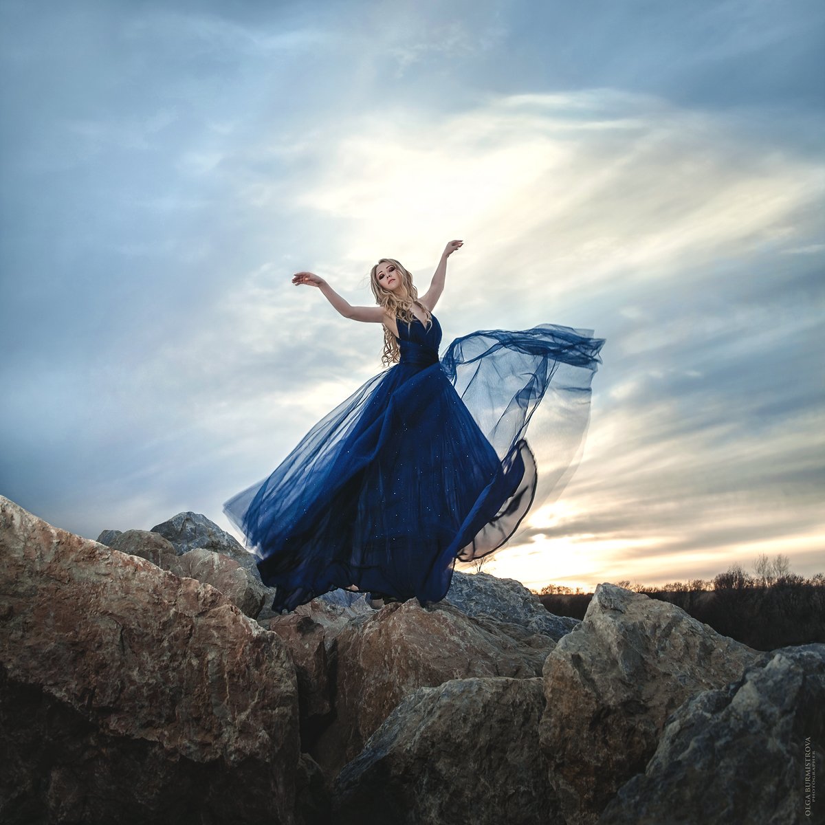 танцы, контровой свет, фото на берегу, летящее платье, закат, танцовщица, невеста ветра, фото в образе, Ольга Бурмистрова