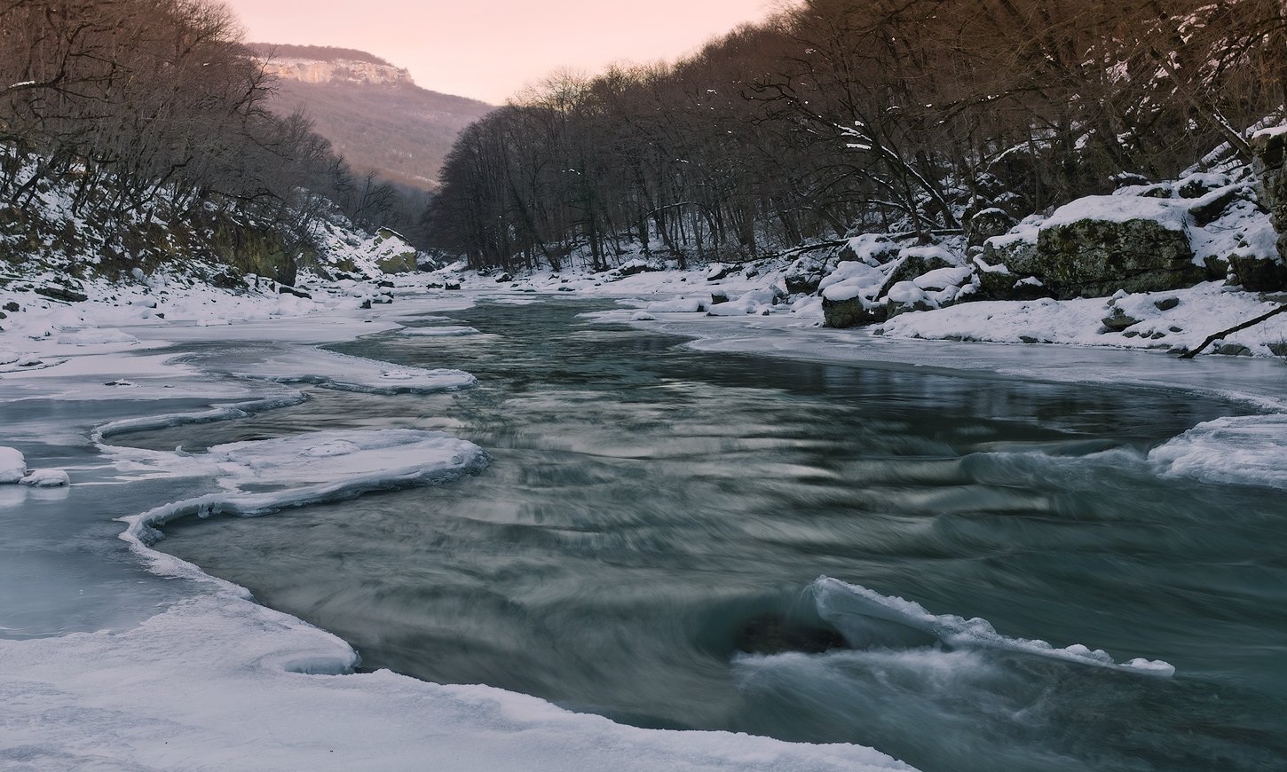 Река белая зимой