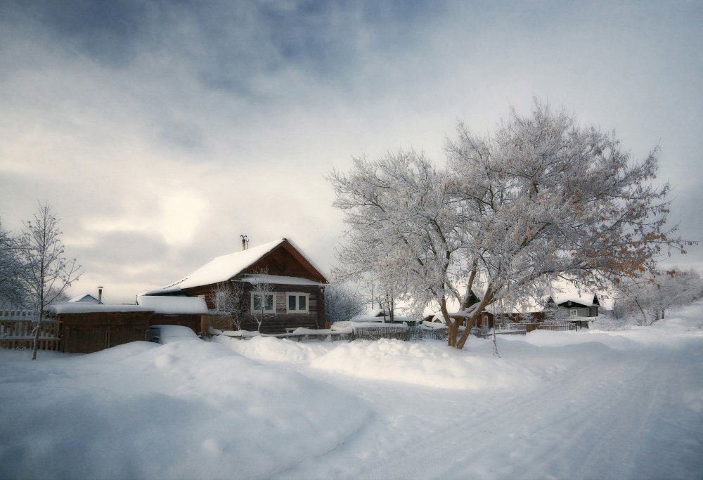 улица, домики, деревья, снег, иней, облака, зима, мороз, вечер, Георгий Машковцев