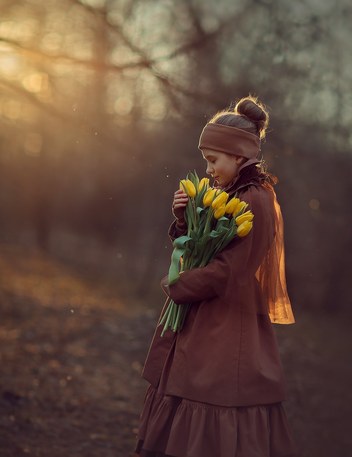 девочка, фотосессия в парке, детский фотограф, свет, солнце, тюльпаны, желтые, Катрин Белоцерковская